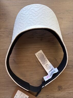 NWT Burberry White TB Embossed Logo Visor (damaged) size small
